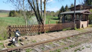 Der vollendete Zaun oberhalb des Durchlasses nach Fertigstellung im April 2018