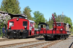 Bahnhofsfestatmosphäre im Frühjahr: Köf II, Café-Wagen und SKL sonnen sich und warten auf die ersten Besucher