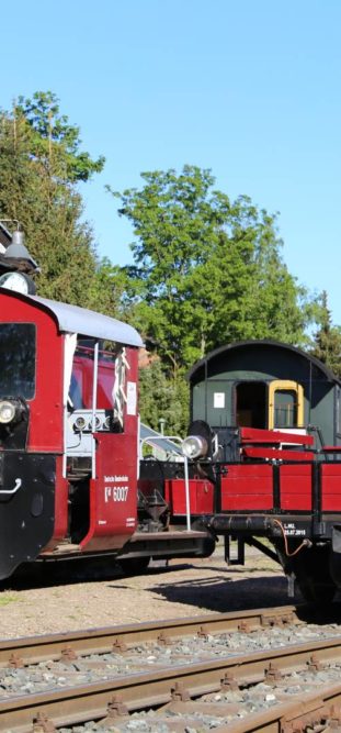 Bahnhofsfestatmosphäre im Frühjahr: Köf II, Café-Wagen und SKL sonnen sich und warten auf die ersten Besucher