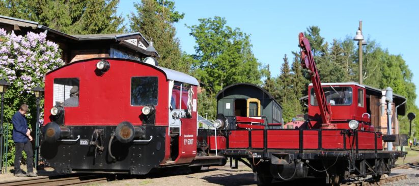 Bahnhofsfestatmosphäre im Frühjahr: Köf II, Café-Wagen und SKL sonnen sich und warten auf die ersten Besucher