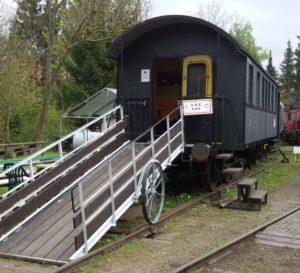 Der Aufgang zum Café-Wagen