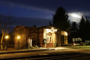 Das Bahnhofsgebäude bei Nacht, Frühjahr 2020, Foto: Oliver Schaer