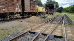 Die bisher mit Holzbohlen ausgelegte Zuwegung in Weiche 1, links der einige Zeit später aufgearbeitete "Posen", Juli 2016