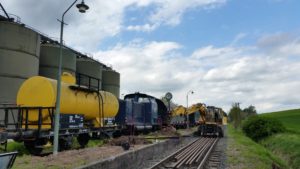 Einbau des aufgearbeiteten Stationsschildes, April 2018