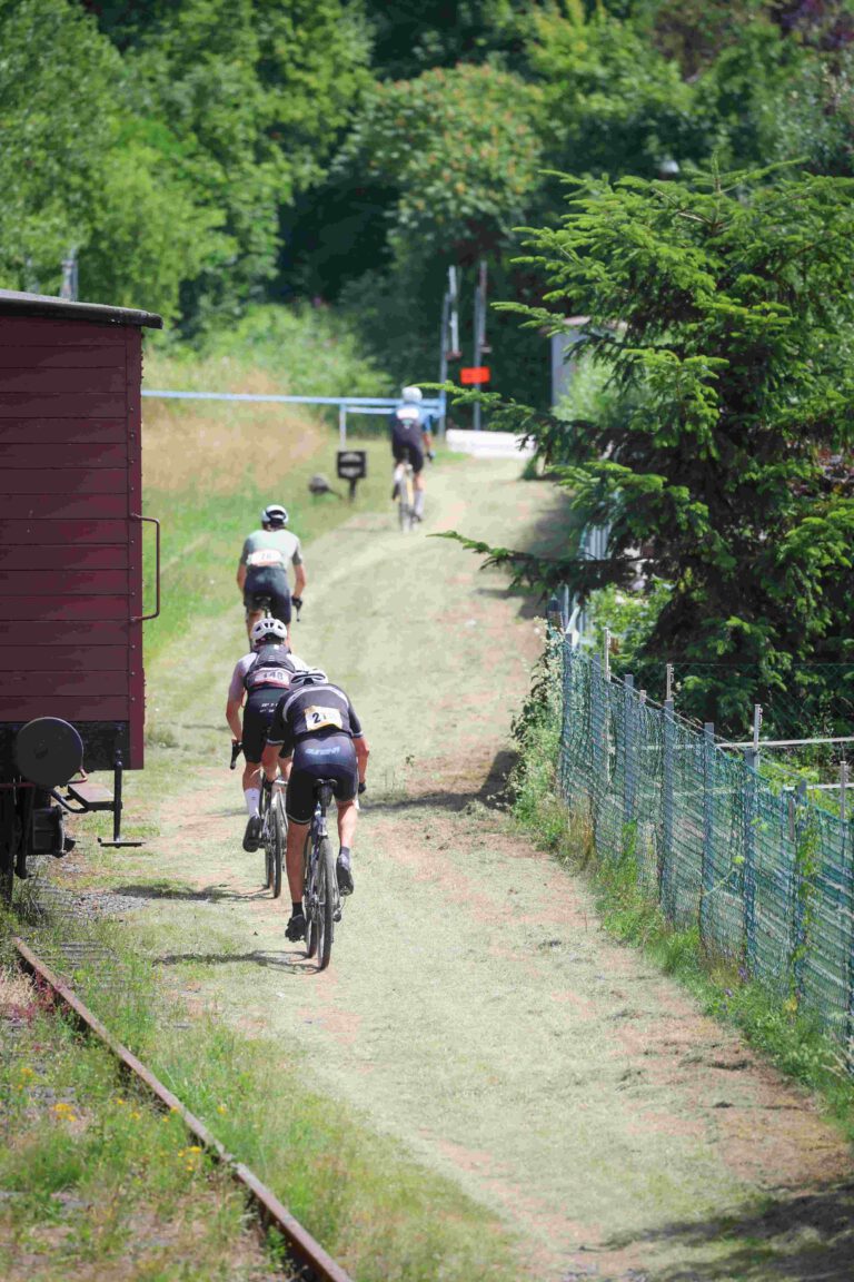 Museumsbahn trifft auf Radsportler: German Gravel League und BOPs Gravel führten am Museumsbahnhof vorbei