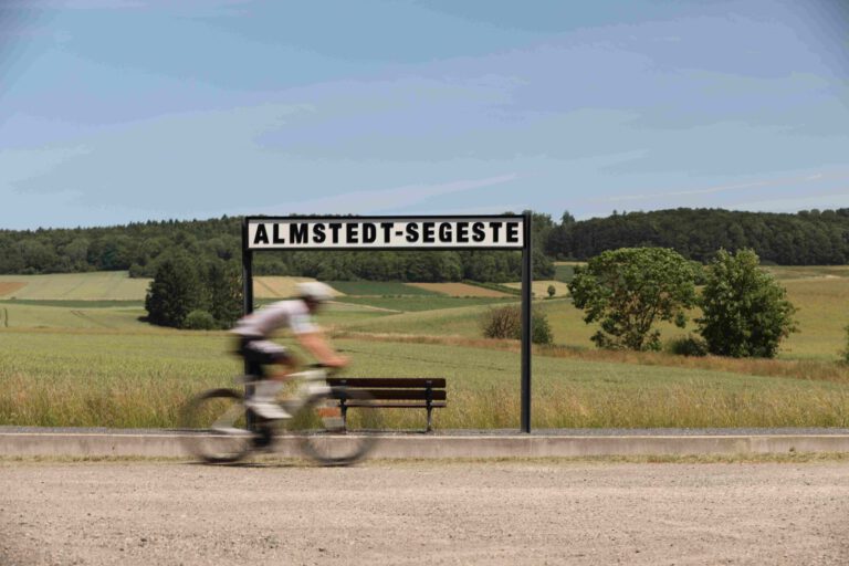 In hohem Tempo fuhren die Sportler am Stationsschild vorbei