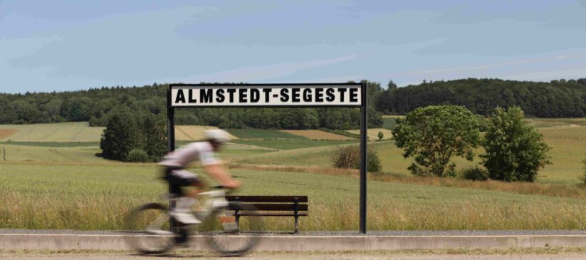In hohem Tempo fuhren die Sportler am Stationsschild vorbei