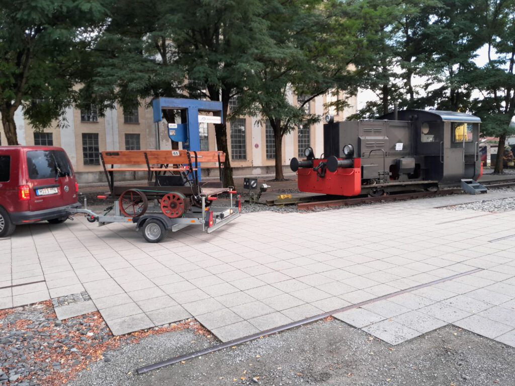Erste vorsichtige Tuchfühlung mit den Fahrzeugen in der Lokwelt Freilassing
