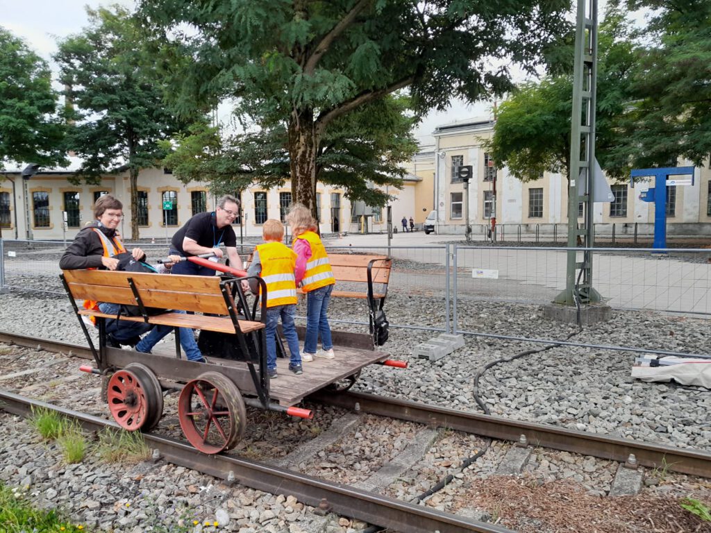 Begeisterte Besucher auf der Handhebeldraisine