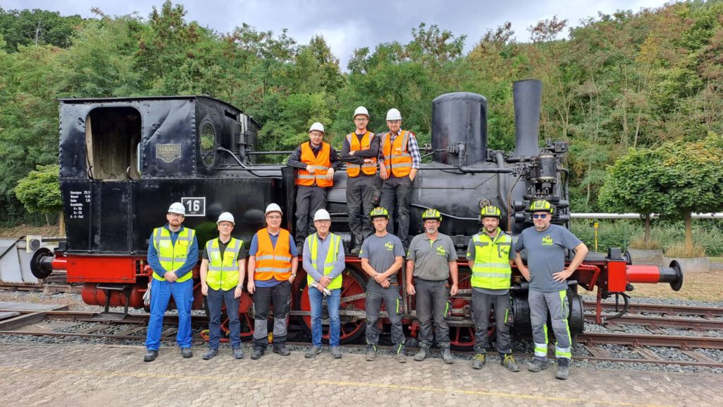 Das Team der Fa. K&W Autokrane sowie die Mitglieder der AHE, die den Transport begleitet haben, ist zufrieden