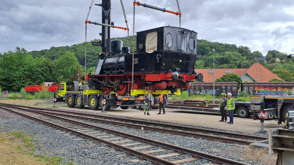 Bad Salzdetfurth: nach erfolgreichem Transport schwebt die Lok auf den Gleisen von K+S ein
