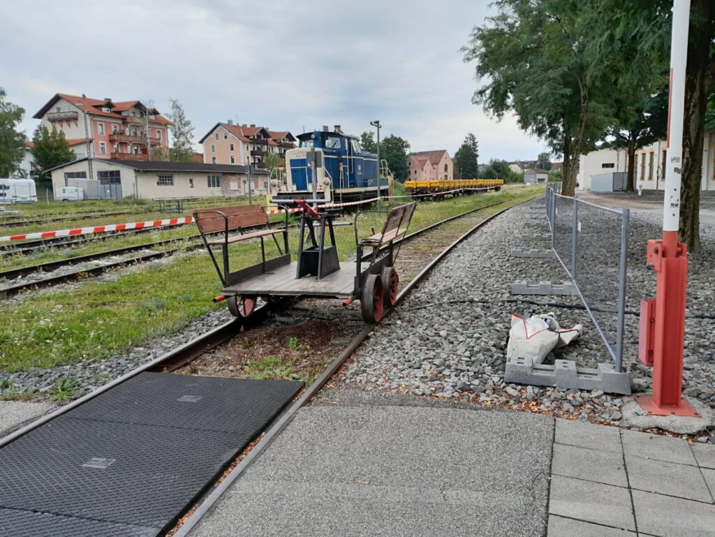 Die Handhebeldraisine in Nachbarschaft zu V60 und K-Wagen
