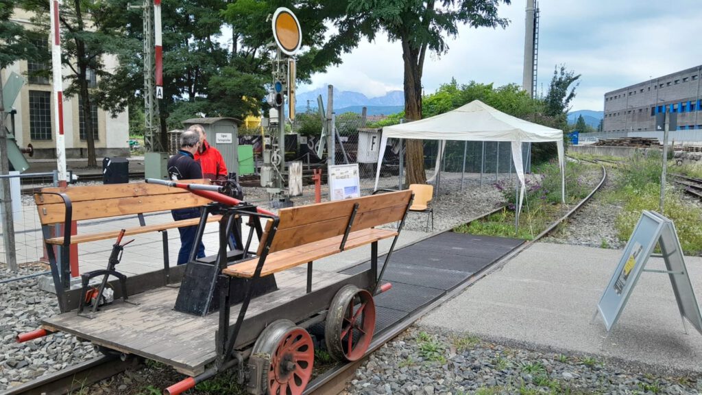 Die Handhebeldraisine und die Alpen im Hintergrund