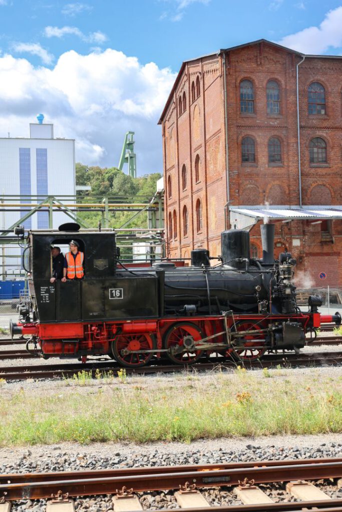 Die T3 "Schunter" auf den Werkgleisen der Fa. K+S von der Bahnhofsstraße aus. Im Hintergrund das Fördergerüst über Schacht 1
