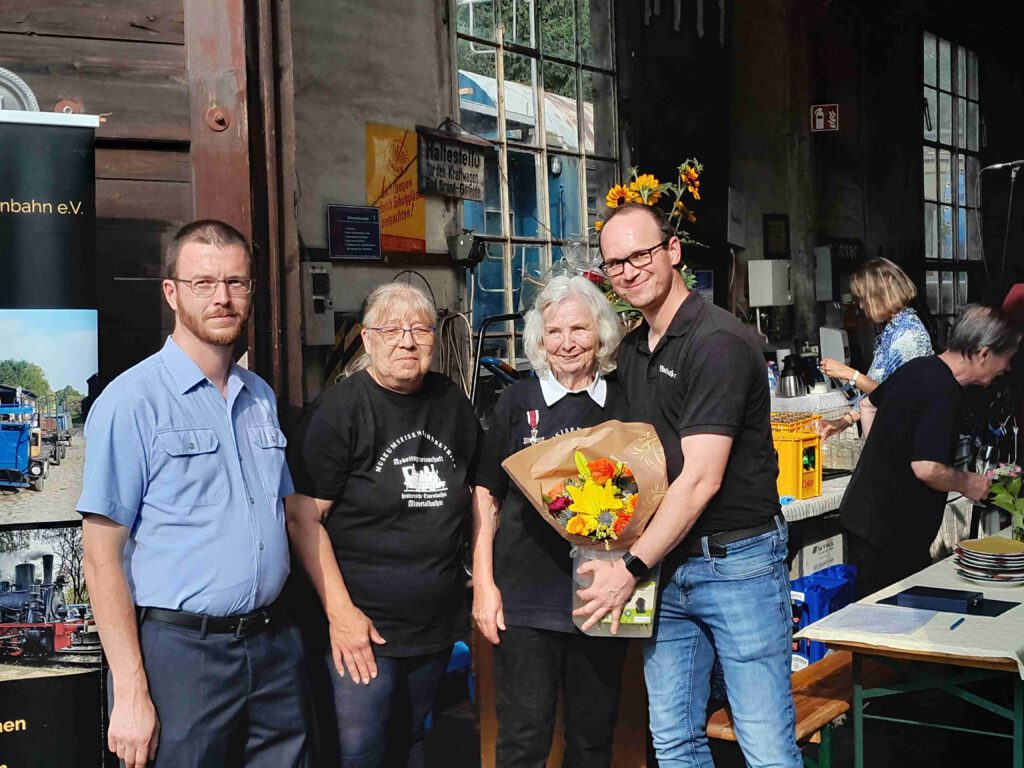 Dietmar Ernst, Kerstin Tyralla und Oliver Schaer vom Vorstand der Almetalbahn zählten ebenfalls zu den Gratulanten, Bild H. Strube 