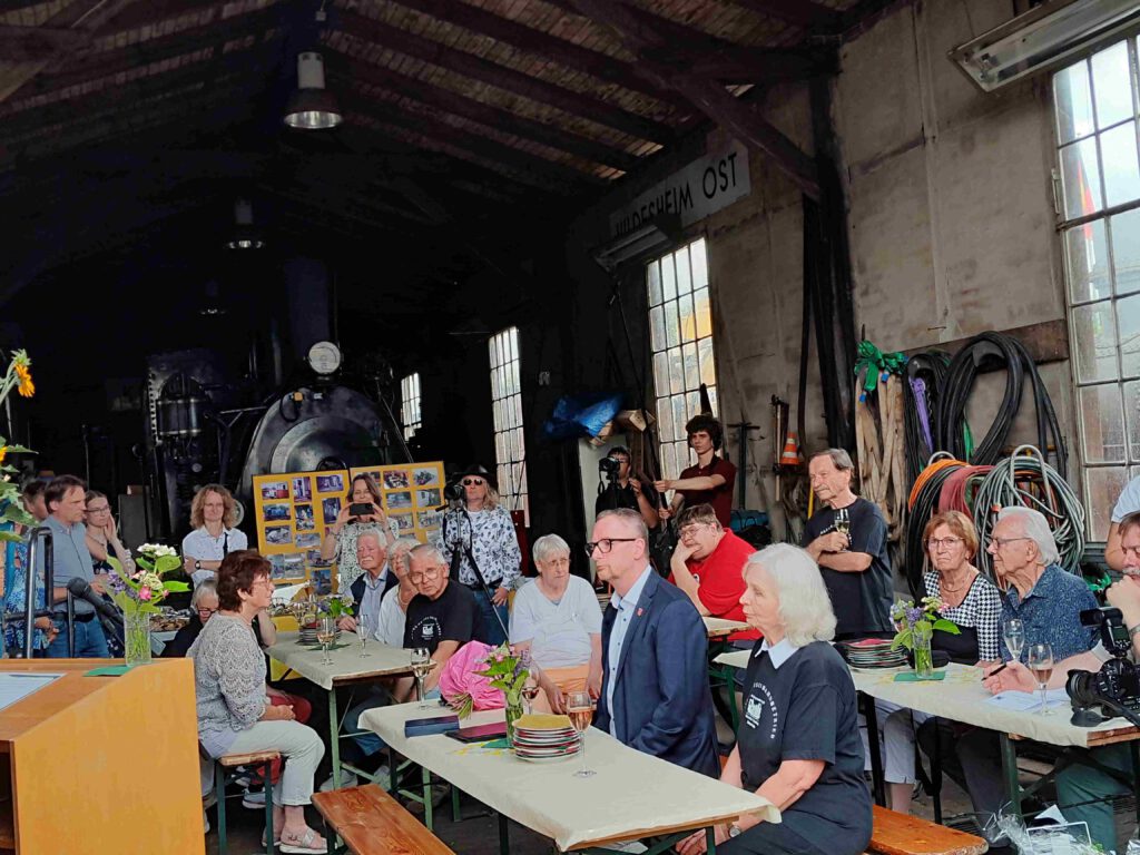 Gisela Leinemann (vorne rechts im Bild) im Kreise der Feiergemeinde, Bild H. Strube