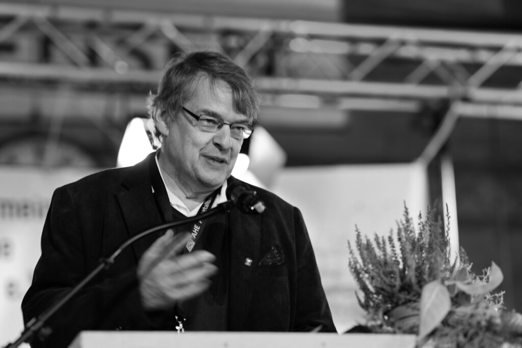 Horst-Dieter Görg bei der Moderation des 50. Jubiläum der Almetalbahn